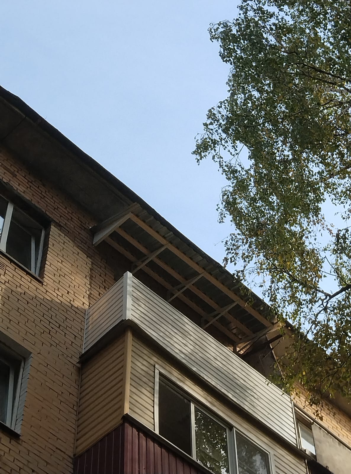 Независимая крыша на балкон в пятиэтажке