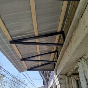 Независимая крыша на балкон из профнастила