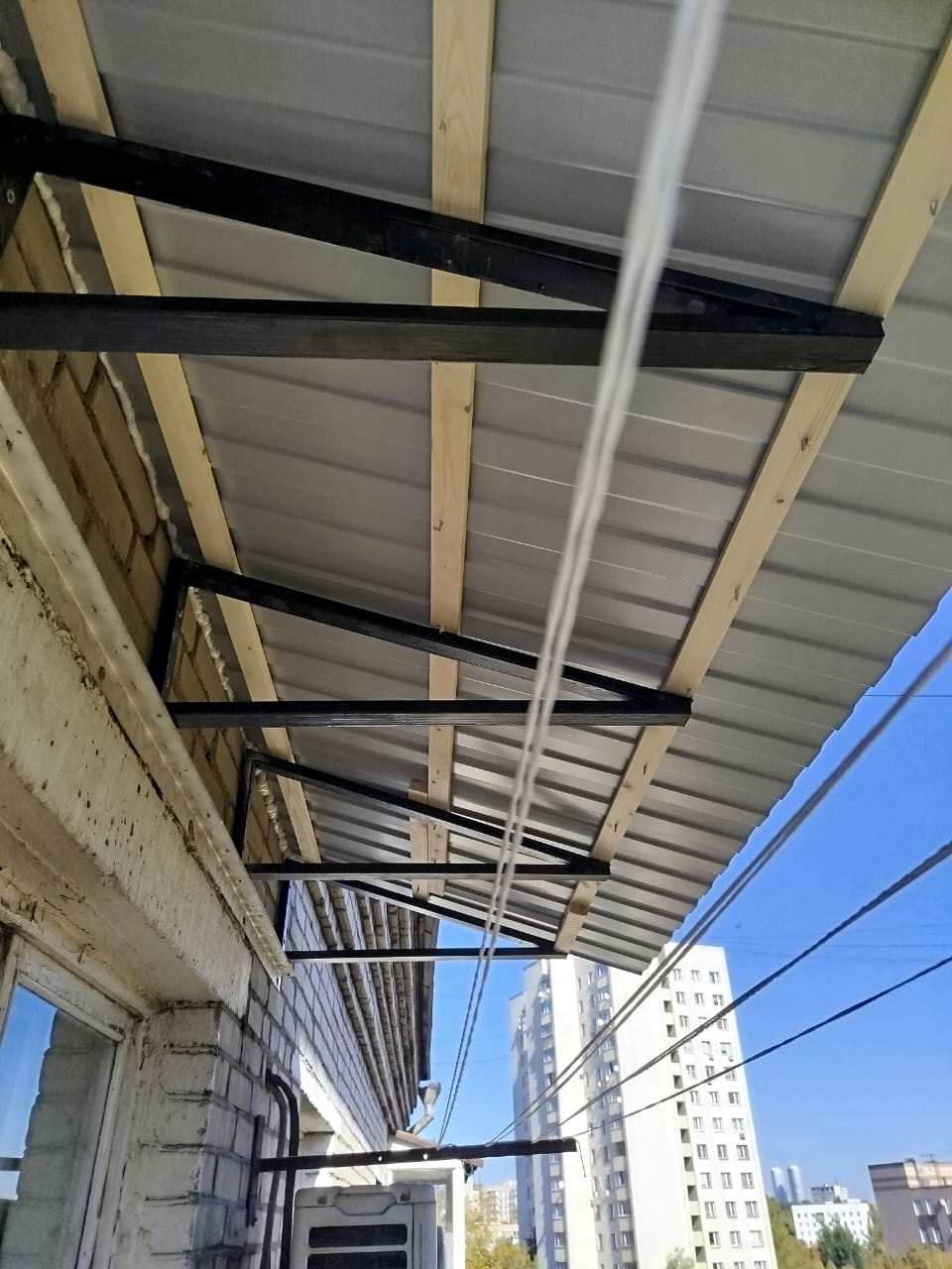 Независимая крыша на балкон из профнастила